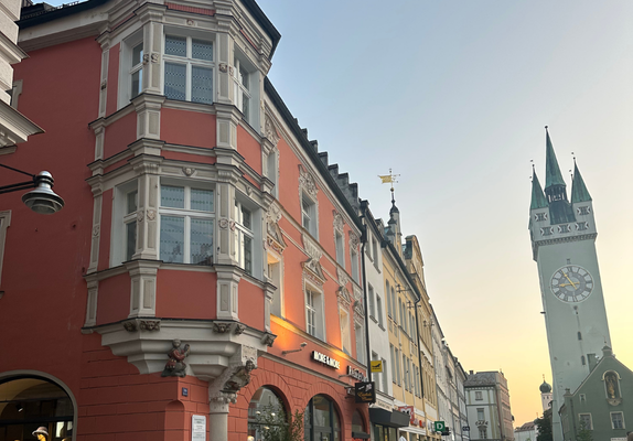 Gebäude der Zahnarztpraxis direkt am Ludwigsplatz in Straubing
