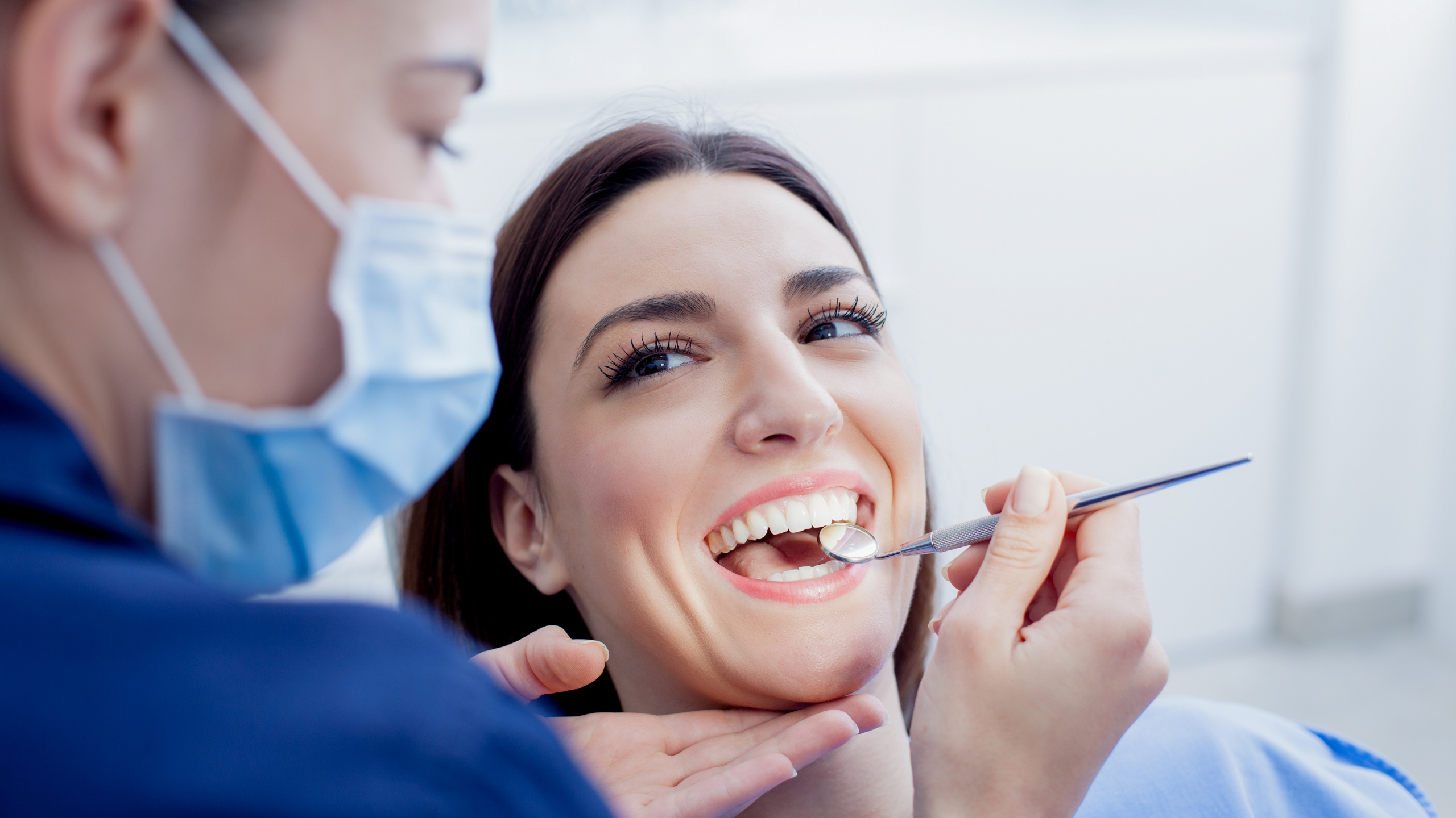 Frau erhält Zahnbehandlung beim Zahnarzt